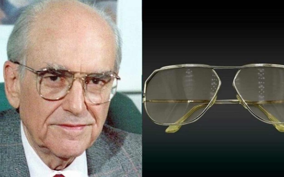 Τα γυαλιά του Ανδρέα Παπανδρέου σε δημοπρασία 25.000 ευρώ για φιλανθρωπικό σκοπό>