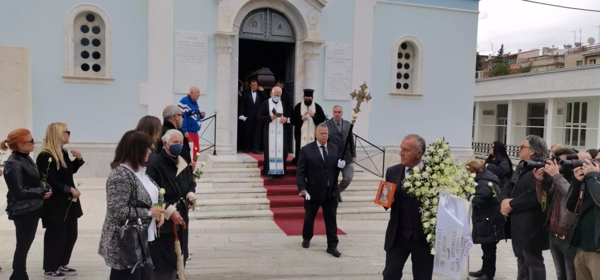 Η κηδεία της Ρένας Κουμιώτη: Εγκάρδιο αφιέρωμα από το στεφάνι της Μαίρης Χρονοπούλου