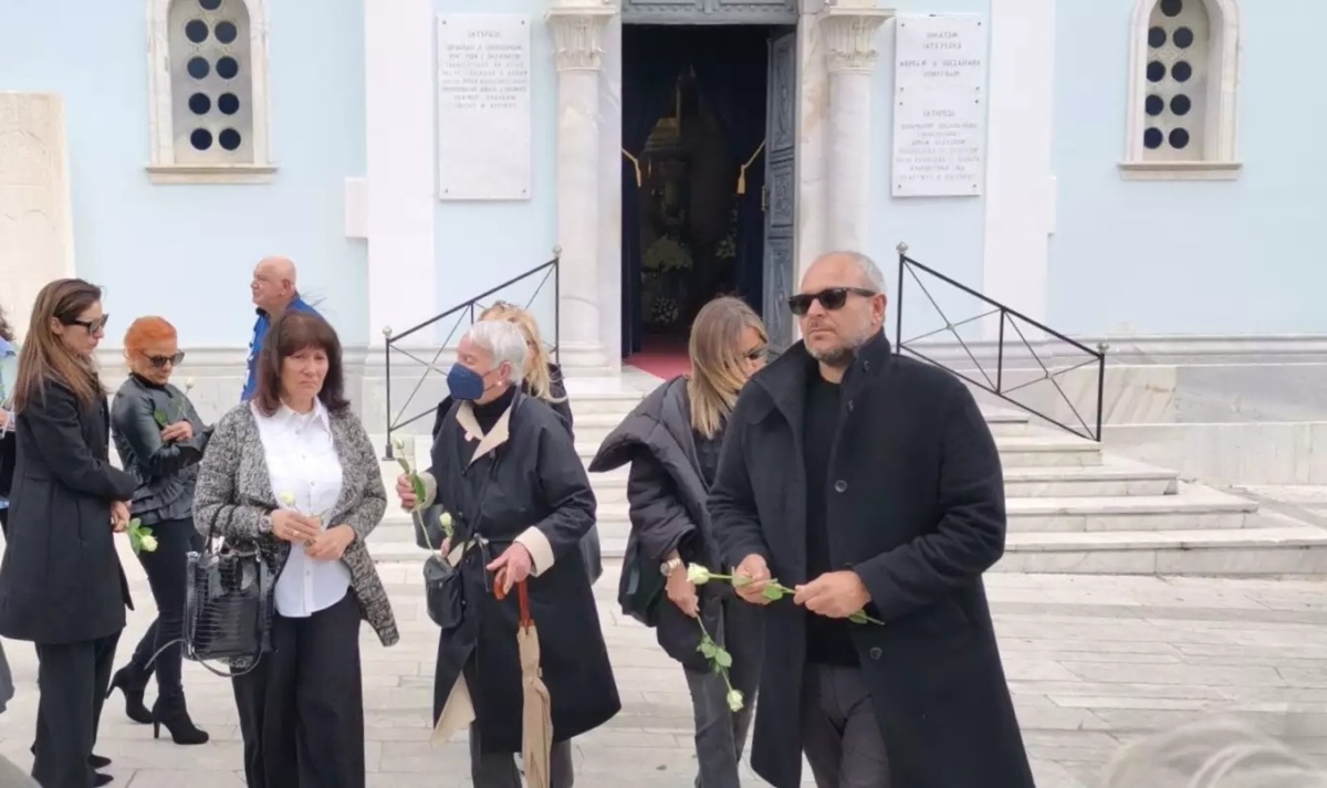 Τελευταίο αντίο στη μεγάλη τραγουδίστρια Ρένα Κουμιώτη στη συγκινητική κηδεία της