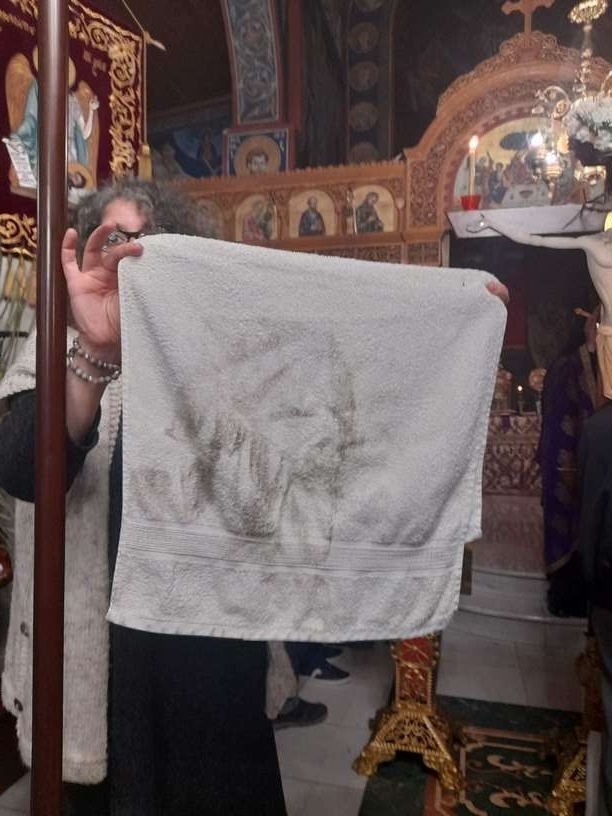 Θαύμα στο Μακροχώρι: Φιγούρα του Αγίου Βαπτιστή στην πετσέτα των πιστών