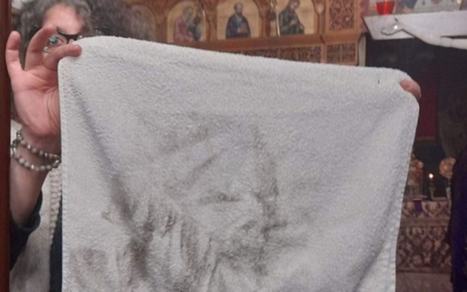 Θαύμα στο Μακροχώρι: Φιγούρα του Αγίου Βαπτιστή στην πετσέτα των πιστών>