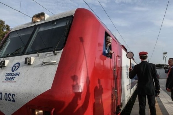 Το πρώτο υπεραστικό τρένο εγκαινιάζεται σε κλίμα συγκίνησης με τον πρόεδρο του ΟΣΕ στο πλοίο