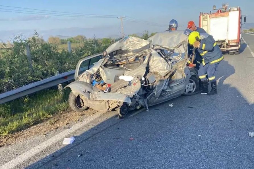 Τρομερό αυτοκινητιστικό δυστύχημα: Νεαρό ζευγάρι νεκρό με παιδί στο όχημα