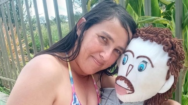 Βραζιλιάνα «παντρεύτηκε» μια κούκλα και είναι έγκυος με δεύτερο «παιδί»