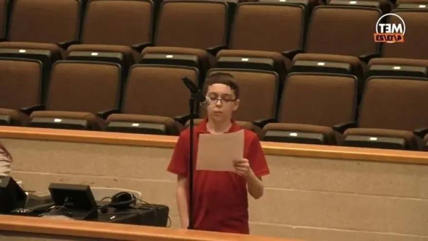 12χρονος αποβλήθηκε για το πουκάμισο «2 Φύλα»: Διαμάχη για την ελευθερία του λόγου στα σχολεία