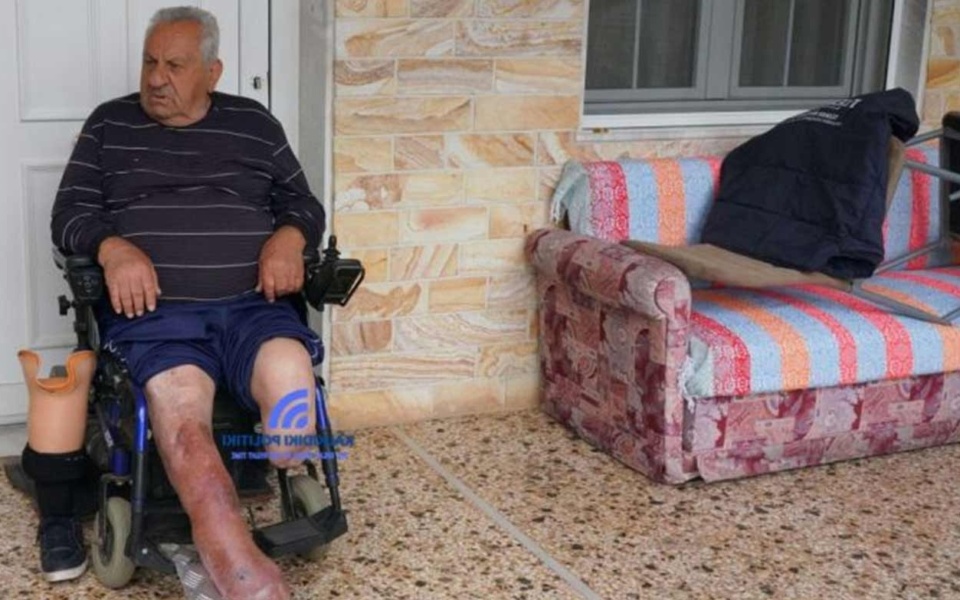 81χρονος ανάπηρος αναγκάστηκε να κοιμηθεί στη βεράντα μετά από έξωση στη Χαλκιδική>