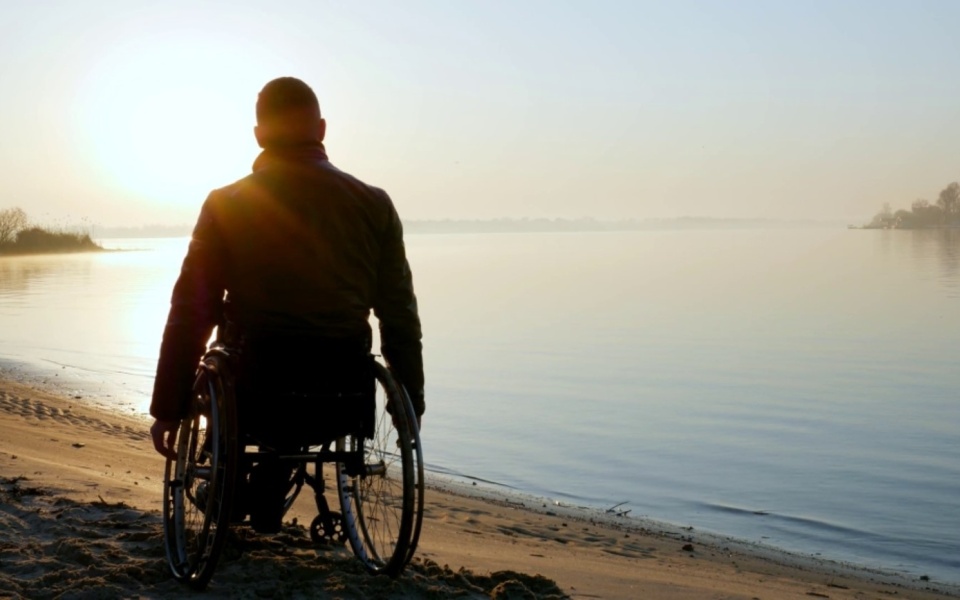 Ακλόνητη αγάπη πέρα από την αναπηρία: Μια συγκινητική ιστορία της Άρτεμις Καλαντζάκου>