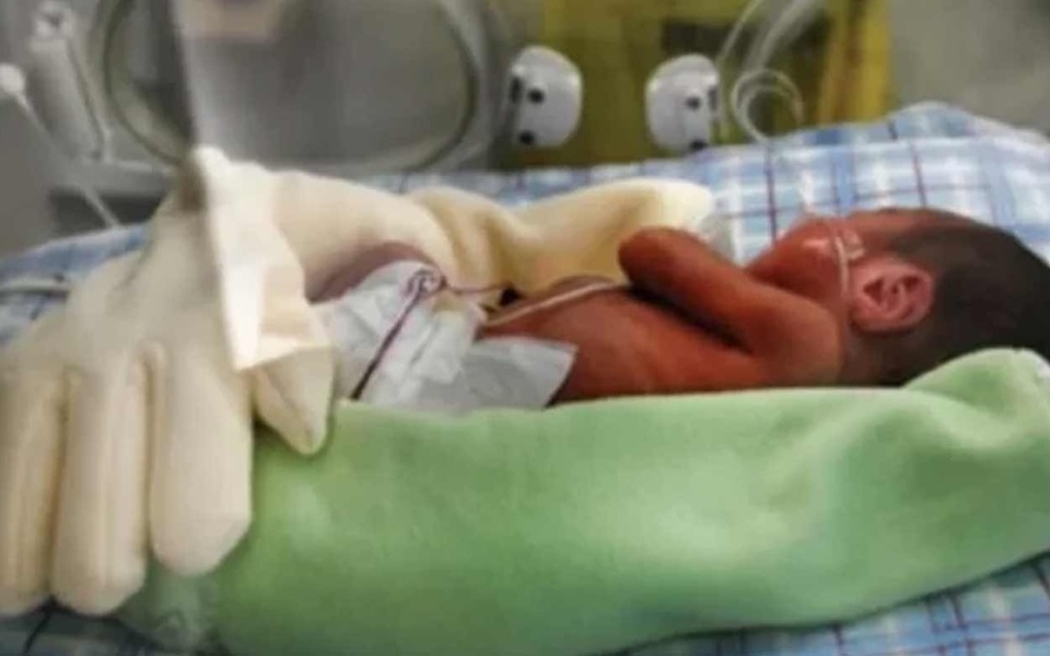 Άγγιγμα της αγάπης: Πώς το γάντι στη θερμοκοιτίδα μεταμόρφωσε τη ζωή του πρόωρου μωρού>