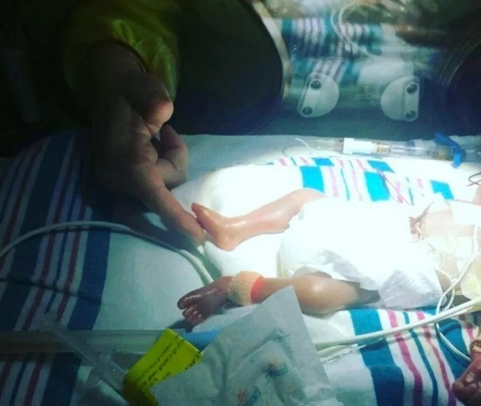 Άγγιγμα της αγάπης: Πώς το γάντι στη θερμοκοιτίδα μεταμόρφωσε τη ζωή του πρόωρου μωρού