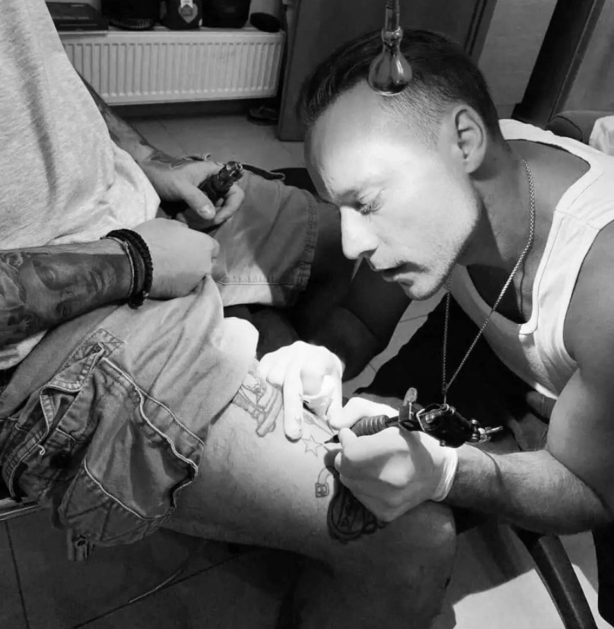 Από ηθοποιός σε καλλιτέχνη τατουάζ: Ο Ορφέας Παπαδόπουλος εξερευνά νέους καλλιτεχνικούς ορίζοντες και ευδοκιμεί στο χώρο του τατουάζ