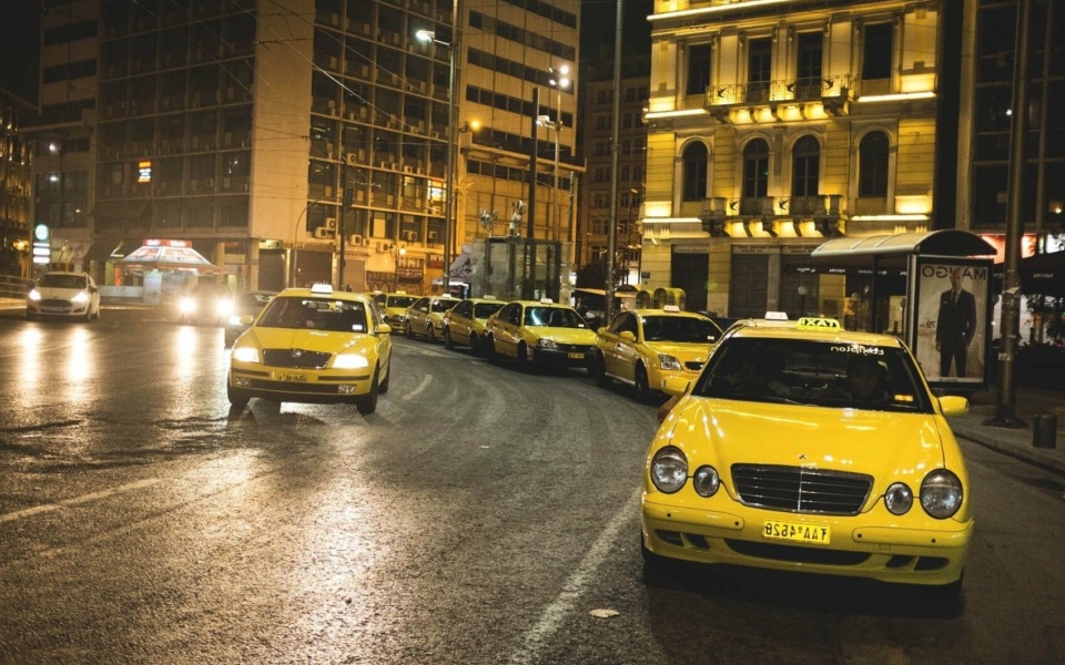 Αξέχαστες ανακαλύψεις στα ελληνικά ταξί: Ασυνήθιστα στοιχεία και πράσινες επιδοτήσεις ταξί>