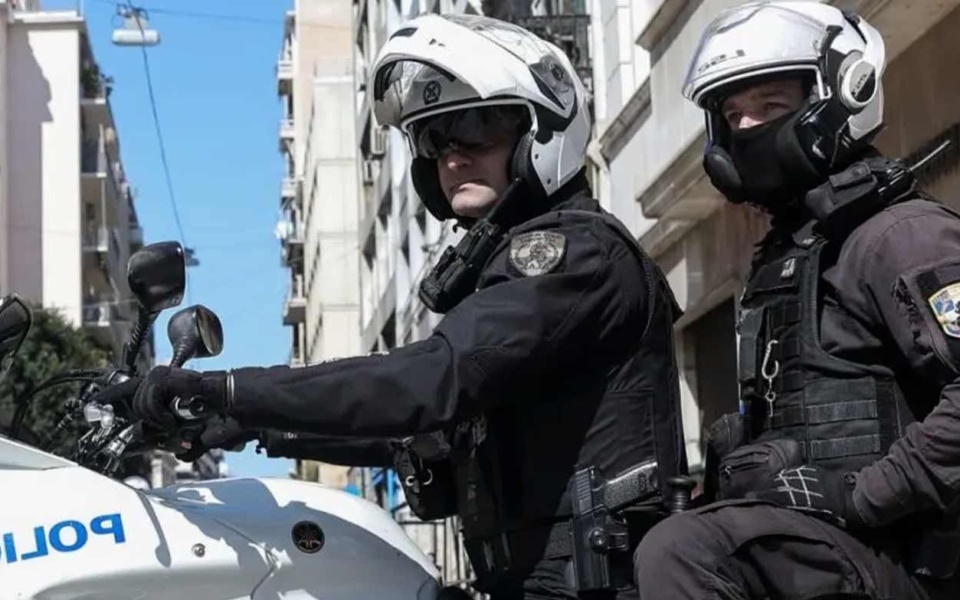 Αστυνομικός διασώζει παππού και εγγονή στις Σέρρες>