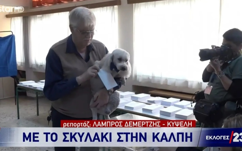 Αξέχαστη στιγμή: Άνθρωπος ψηφίζει με σκύλο που «δαγκώνει» στα όπλα κατά τη διάρκεια των εκλογών 2023>