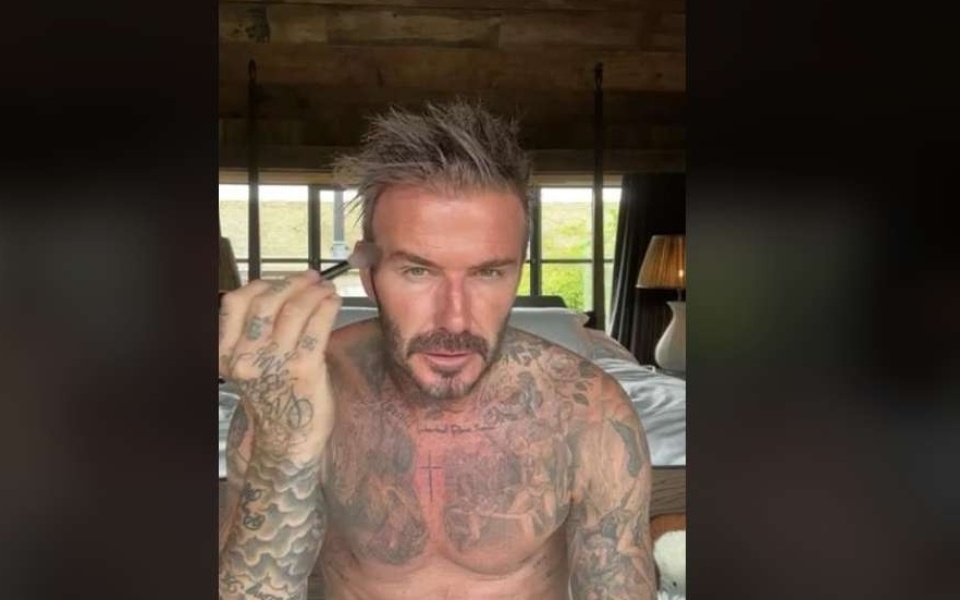 Blend it like Beckham στο TikTok (ΒΙΝΤΕΟ): Η ξεκαρδιστική ρουτίνα μακιγιάζ του David Beckham>