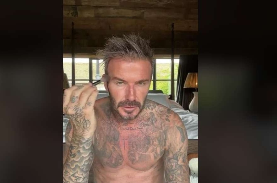 Blend it like Beckham στο TikTok (ΒΙΝΤΕΟ): Η ξεκαρδιστική ρουτίνα μακιγιάζ του David Beckham