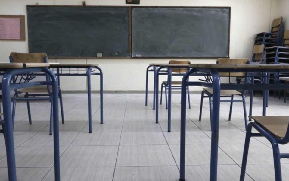 Βόλος: Μαθήτριες λυκείου επιτίθενται βίαια και σπρώχνουν την δασκάλα τους από μια σκάλα>