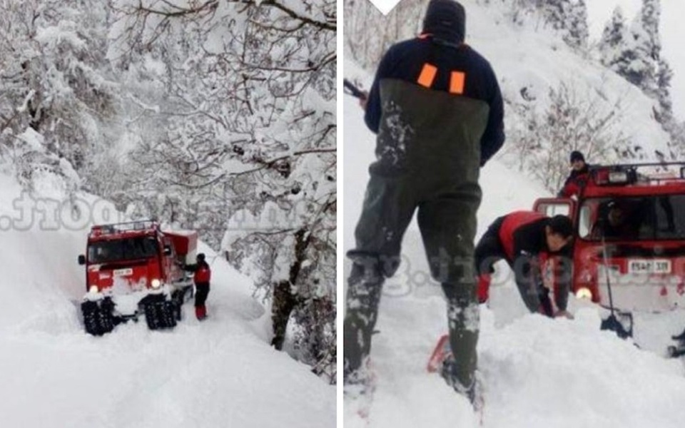 Χιονισμένο οδοιπορικό των πυροσβεστών της EMAK: Παραδίδοντας φάρμακα σε έναν ηλικιωμένο άνδρα>