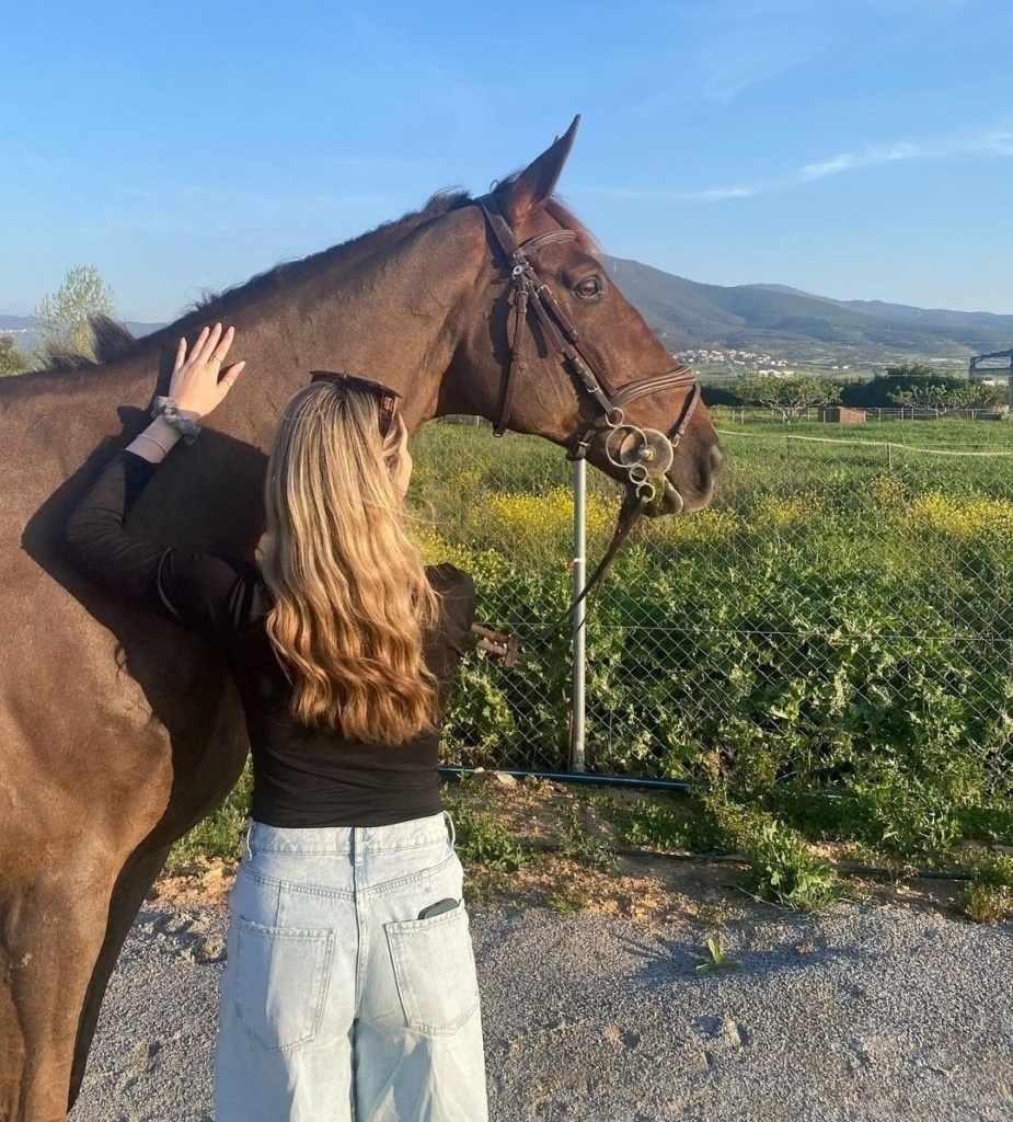 Δανάη Λιβιεράτου: Ελληνίδα τραγουδίστρια και λάτρης της φύσης