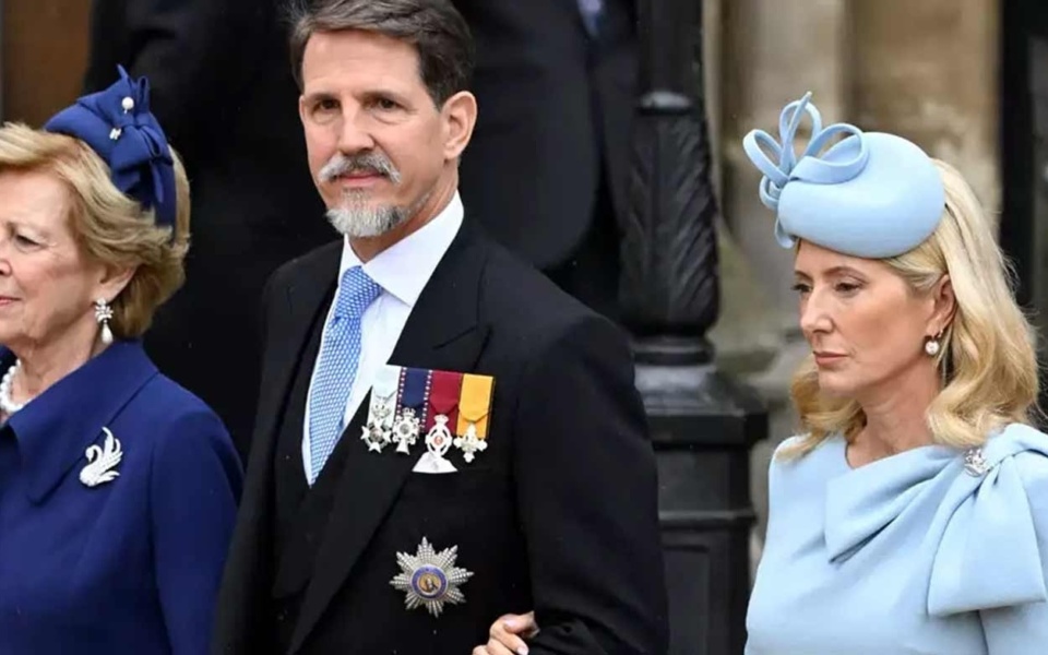 Δεσμοί μεταξύ βρετανικής και ελληνικής βασιλικής οικογένειας: Πρώην Έλληνες βασιλείς παρευρίσκονται στη Στέψη του βασιλιά Κάρολου με μπλε ρούχα>