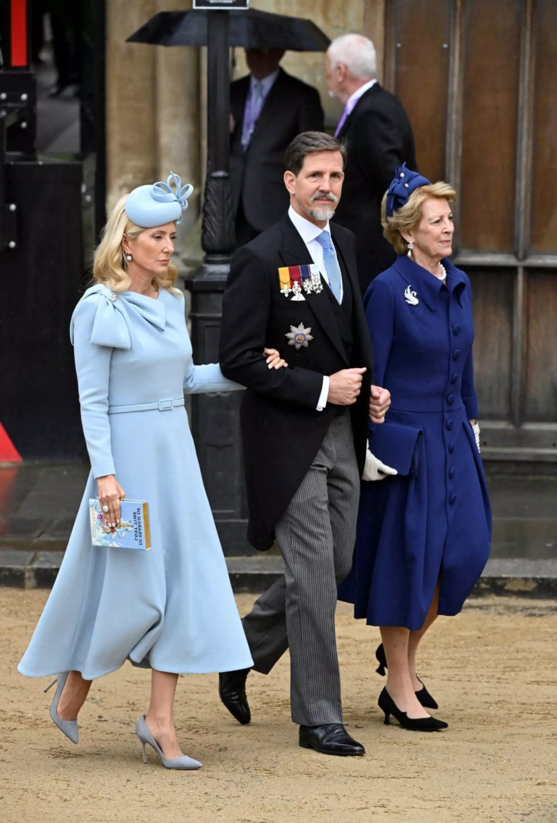 Δεσμοί μεταξύ βρετανικής και ελληνικής βασιλικής οικογένειας: Πρώην Έλληνες βασιλείς παρευρίσκονται στη Στέψη του βασιλιά Κάρολου με μπλε ρούχα