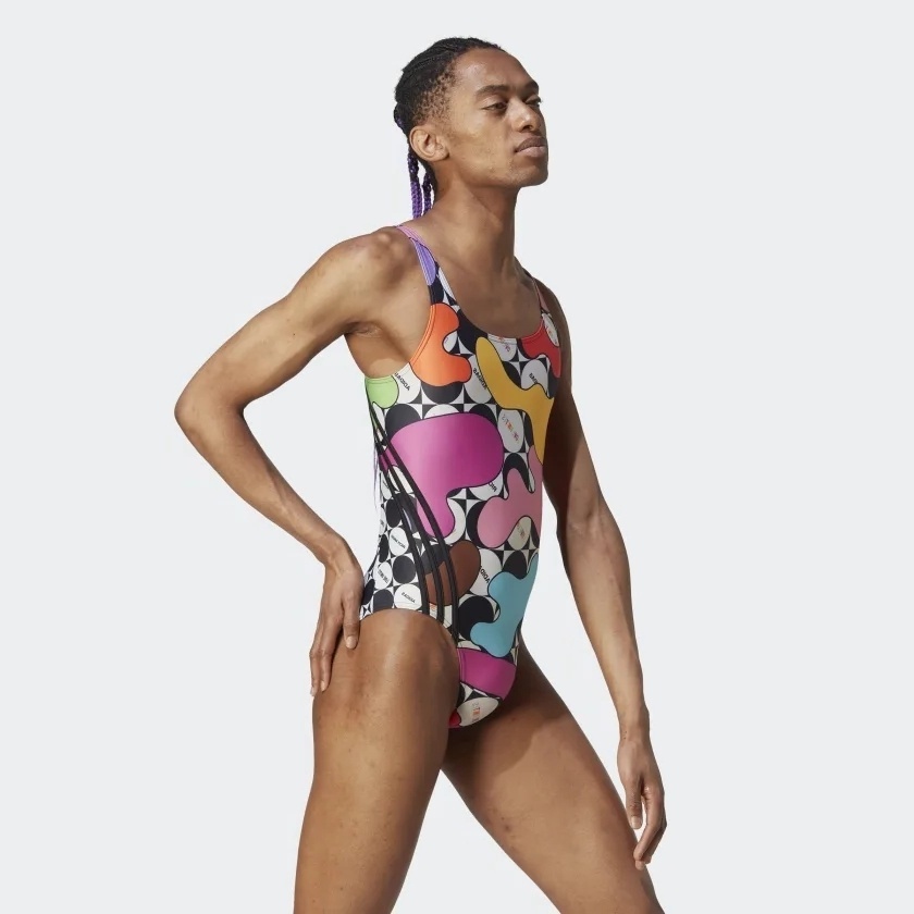 Διαμάχη με την Adidas: Ανδρικά μοντέλα στα γυναικεία μαγιό για το Pride 2023. Εξερευνήστε τις μαγευτικές φωτογραφίες