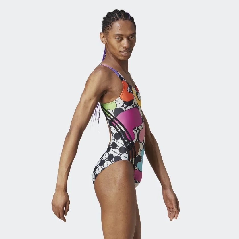 Διαμάχη με την Adidas: Ανδρικά μοντέλα στα γυναικεία μαγιό για το Pride 2023. Εξερευνήστε τις μαγευτικές φωτογραφίες