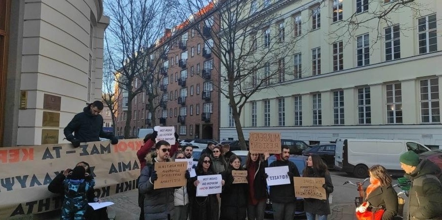 Διεκδικώντας δικαιοσύνη για τους νεκρούς: Η ελληνική κοινότητα διαμαρτύρεται για την τραγωδία στα Τέμπη