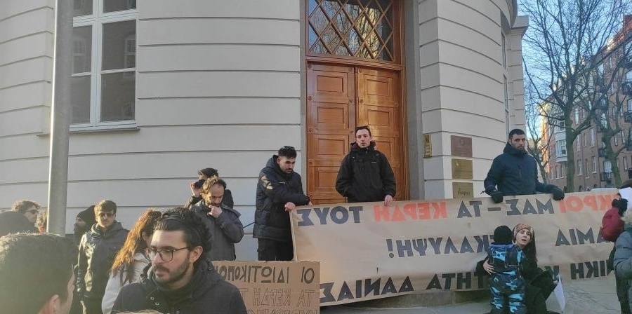 Διεκδικώντας δικαιοσύνη για τους νεκρούς: Η ελληνική κοινότητα διαμαρτύρεται για την τραγωδία στα Τέμπη