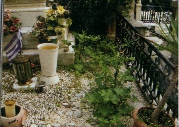 Εικόνες παραμέλησης: Εγκαταλελειμμένος τάφος του Δημήτρη Παπαμιχαήλ
