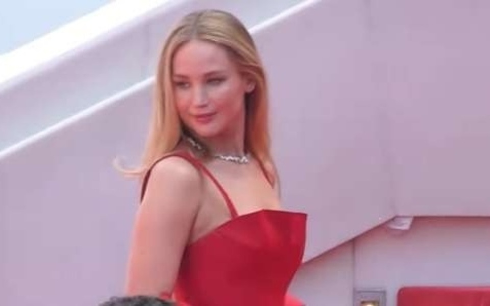 Έκπληξη στο Φεστιβάλ Κινηματογράφου των Καννών: Η Jennifer Lawrence σοκάρει με μαύρες σαγιονάρες στο κόκκινο χαλί>
