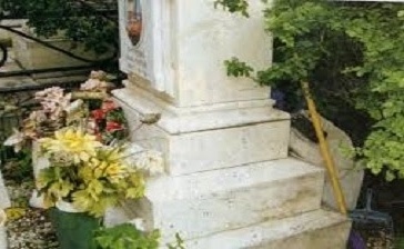 Ένα σοκαριστικό θέαμα: Εγκαταλελειμμένος τάφος του Δημήτρη Παπαμιχαήλ