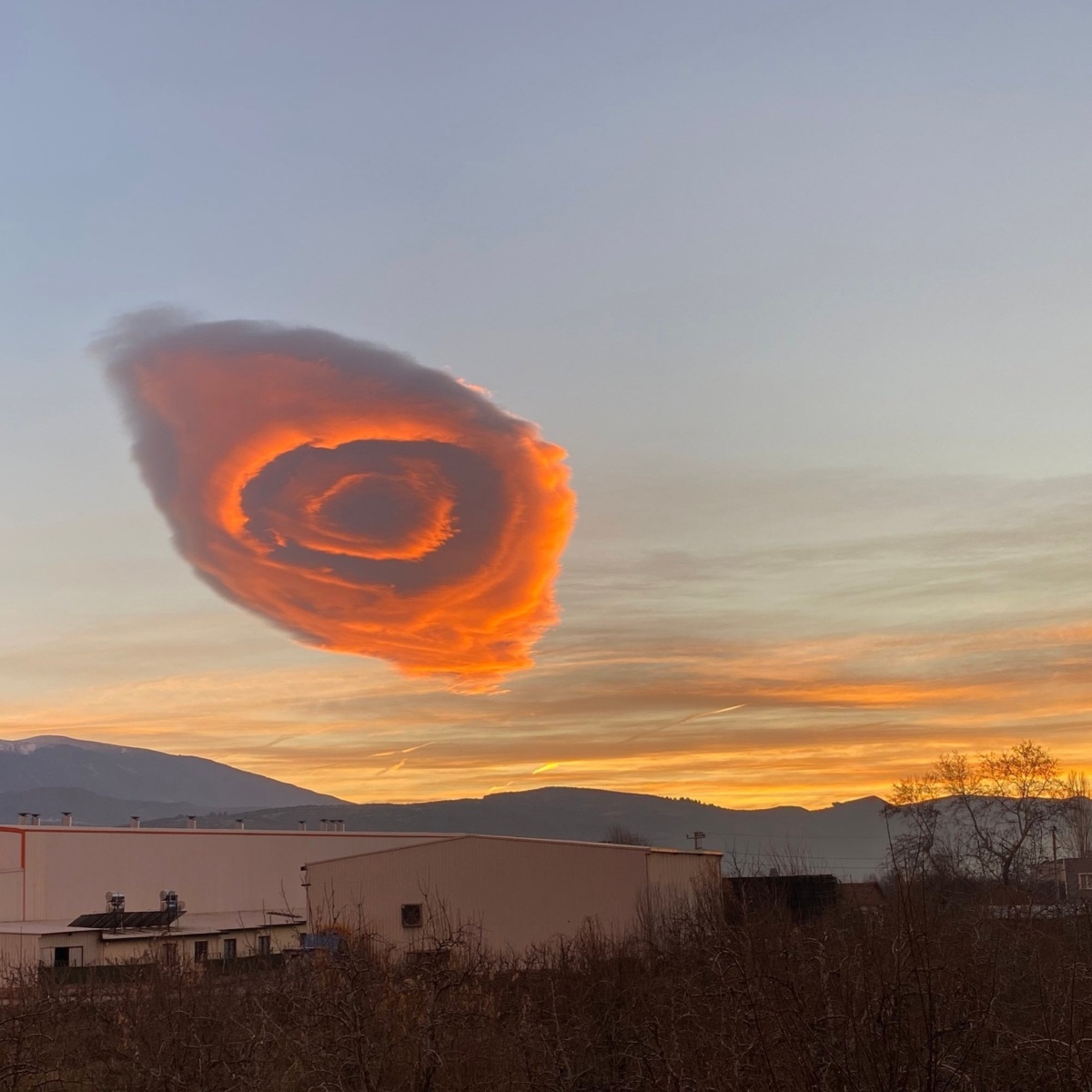 Εντυπωσιακές εικόνες και φαινόμενα: Σύννεφο ιπτάμενου δίσκου πάνω από την Πρωσία