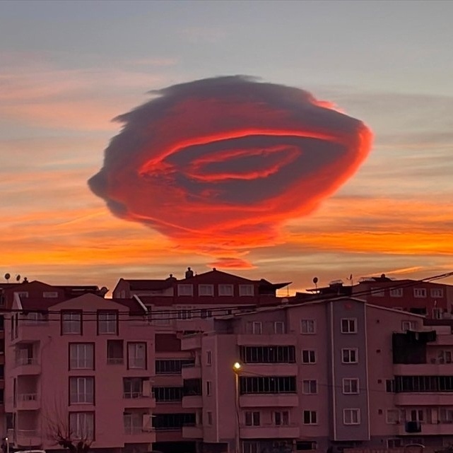 Εντυπωσιακές εικόνες και φαινόμενα: Σύννεφο ιπτάμενου δίσκου πάνω από την Πρωσία