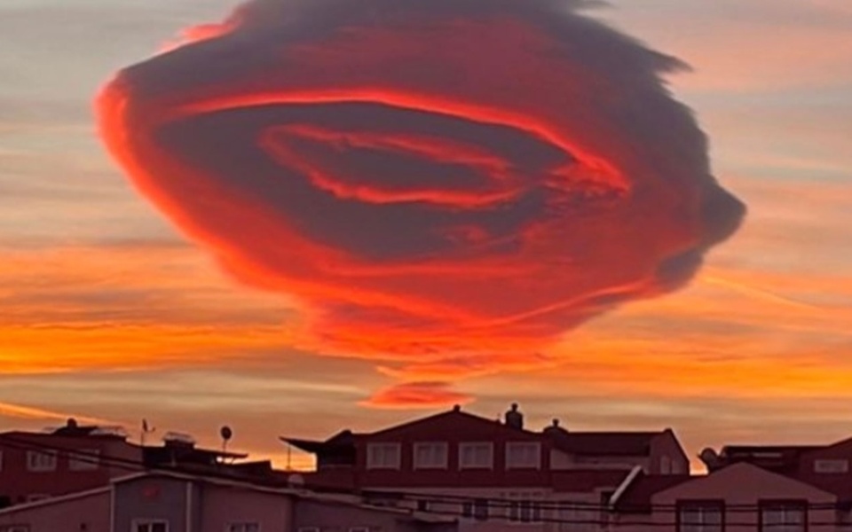 Εντυπωσιακές εικόνες και φαινόμενα: Σύννεφο ιπτάμενου δίσκου πάνω από την Πρωσία>