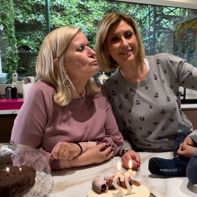 Εντυπωσιακή ομοιότητα αποκαλύπτεται: Η Σία Κοσιώνη παρουσιάζει τη μαμά της που μοιάζει με κούκλα