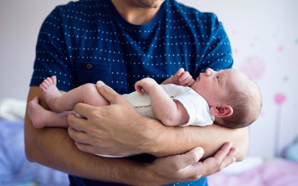 Επεξήγηση δικαιωμάτων και παροχών»: «Νέος νόμος για την άδεια πατρότητας>