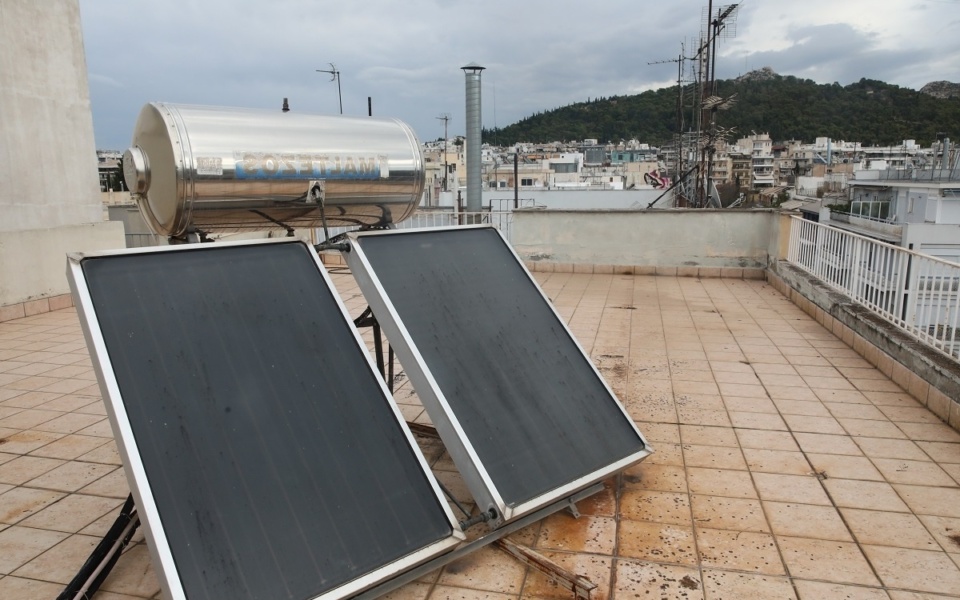 Επιδοτούμενος ηλιακός θερμοσίφωνας: Τι πρέπει να γνωρίζετε για τις πολυκατοικίες στην Ελλάδα>