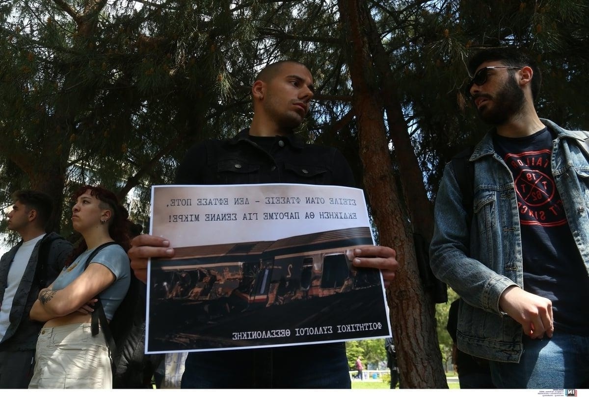 Φοιτητές του Αριστοτελείου Πανεπιστημίου ανεγείρουν συναισθηματικό μνημείο για την τραγωδία των Τεμπών