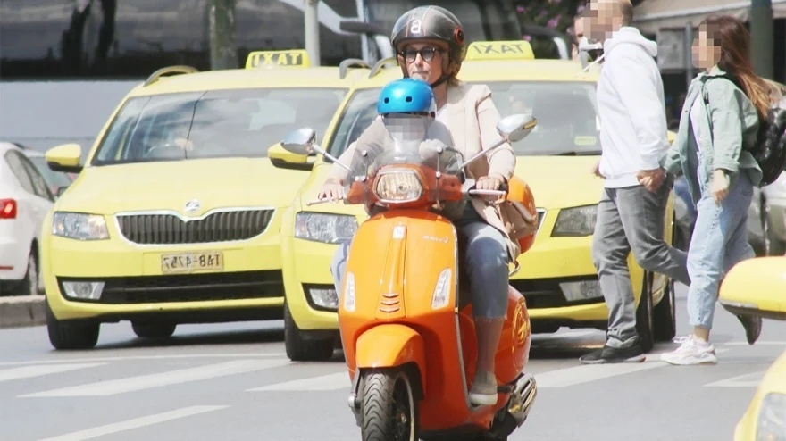 Φωτογραφίες: Η Σία Κοσιώνη και ο γιος της οδηγούν μοτοσικλέτα στην Αθήνα