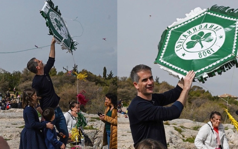 Γιορτάζοντας την Καθαρή Δευτέρα στο Λόφο Φιλοπάππου: Ο Κώστας Μπακογιάννης πετάει ψηλά με τον χαρταετό του Παναθηναϊκού>