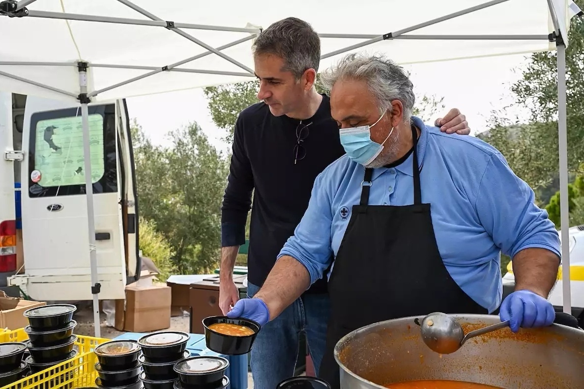 Γιορτάζοντας την Καθαρή Δευτέρα στο Λόφο Φιλοπάππου: Ο Κώστας Μπακογιάννης πετάει ψηλά με τον χαρταετό του Παναθηναϊκού