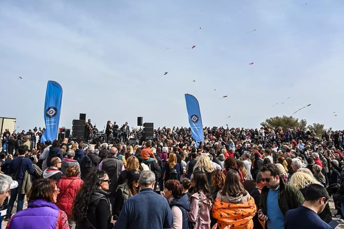 Γιορτάζοντας την Καθαρή Δευτέρα στο Λόφο Φιλοπάππου: Ο Κώστας Μπακογιάννης πετάει ψηλά με τον χαρταετό του Παναθηναϊκού