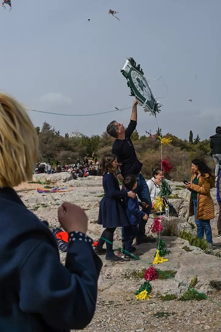 Γιορτάζοντας την Καθαρή Δευτέρα στο Λόφο Φιλοπάππου: Ο Κώστας Μπακογιάννης πετάει ψηλά με τον χαρταετό του Παναθηναϊκού