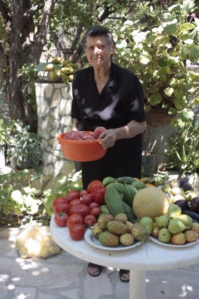 Γνωρίστε την Πελαγία: Η 84χρονη γυναίκα που είναι ο μεγαλύτερος εχθρός των σούπερ μάρκετ με τις απίστευτες ικανότητές της στον κήπο!
