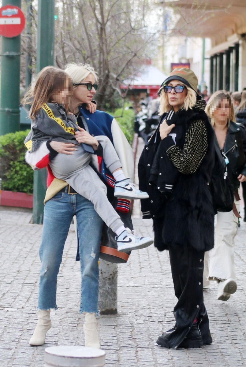 Η Άννα Βίσση βγαίνει βόλτα στην Αθήνα με τα εγγόνια της με στυλάτη ολόσωμη φόρμα