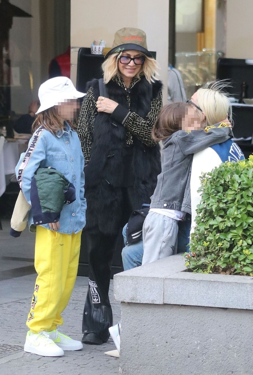 Η Άννα Βίσση βγαίνει βόλτα στην Αθήνα με τα εγγόνια της με στυλάτη ολόσωμη φόρμα