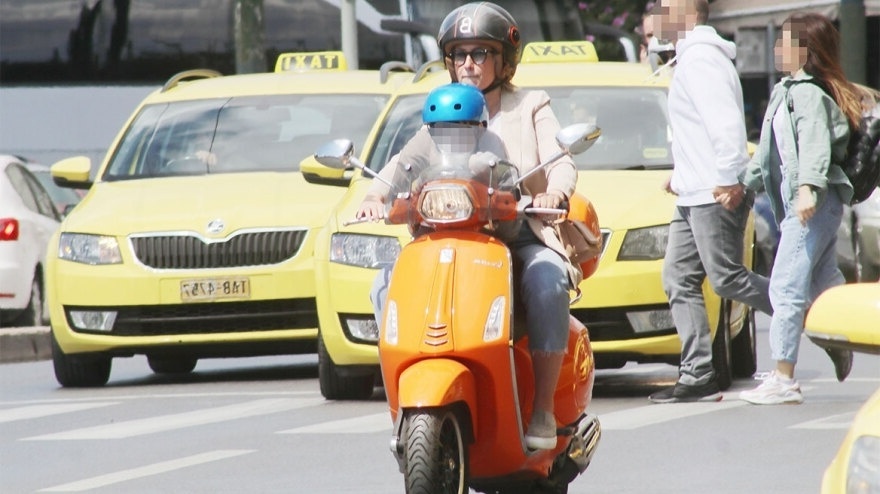 Η δημοσιογράφος Σία Κοσιώνη και ο γιος της Δήμος οδηγούν μοτοσικλέτα στην Αθήνα