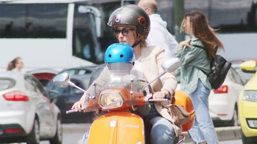 Η δημοσιογράφος Σία Κοσιώνη και ο γιος της Δήμος οδηγούν μοτοσικλέτα στην Αθήνα