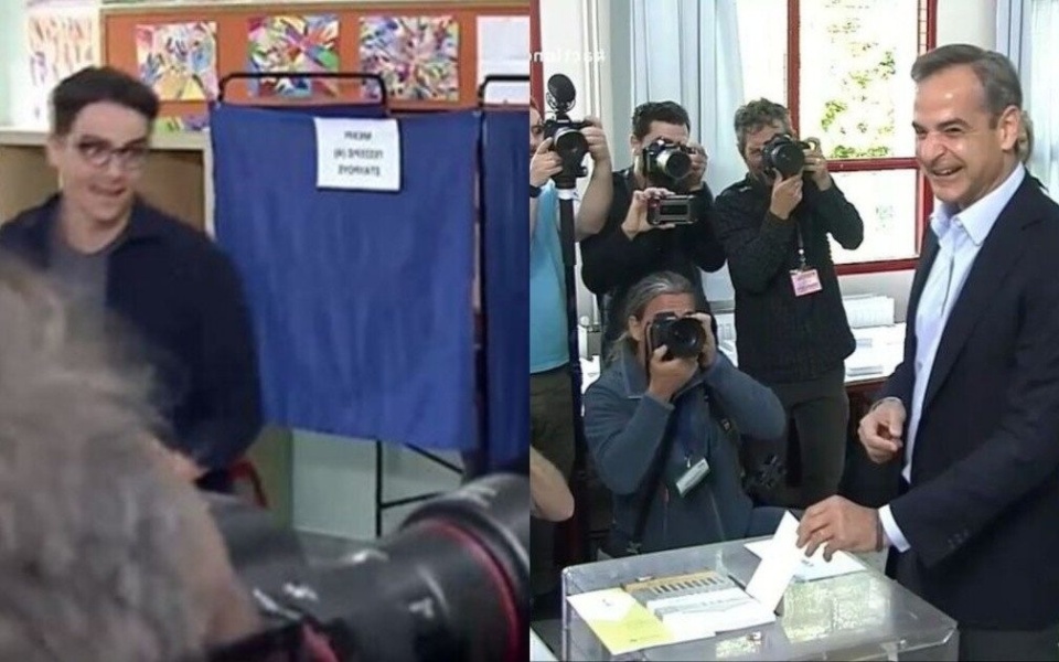 Η καθυστερημένη έξοδος του γιου: Η ξεκαρδιστική στιγμή του Μητσοτάκη στο εκλογικό κέντρο>