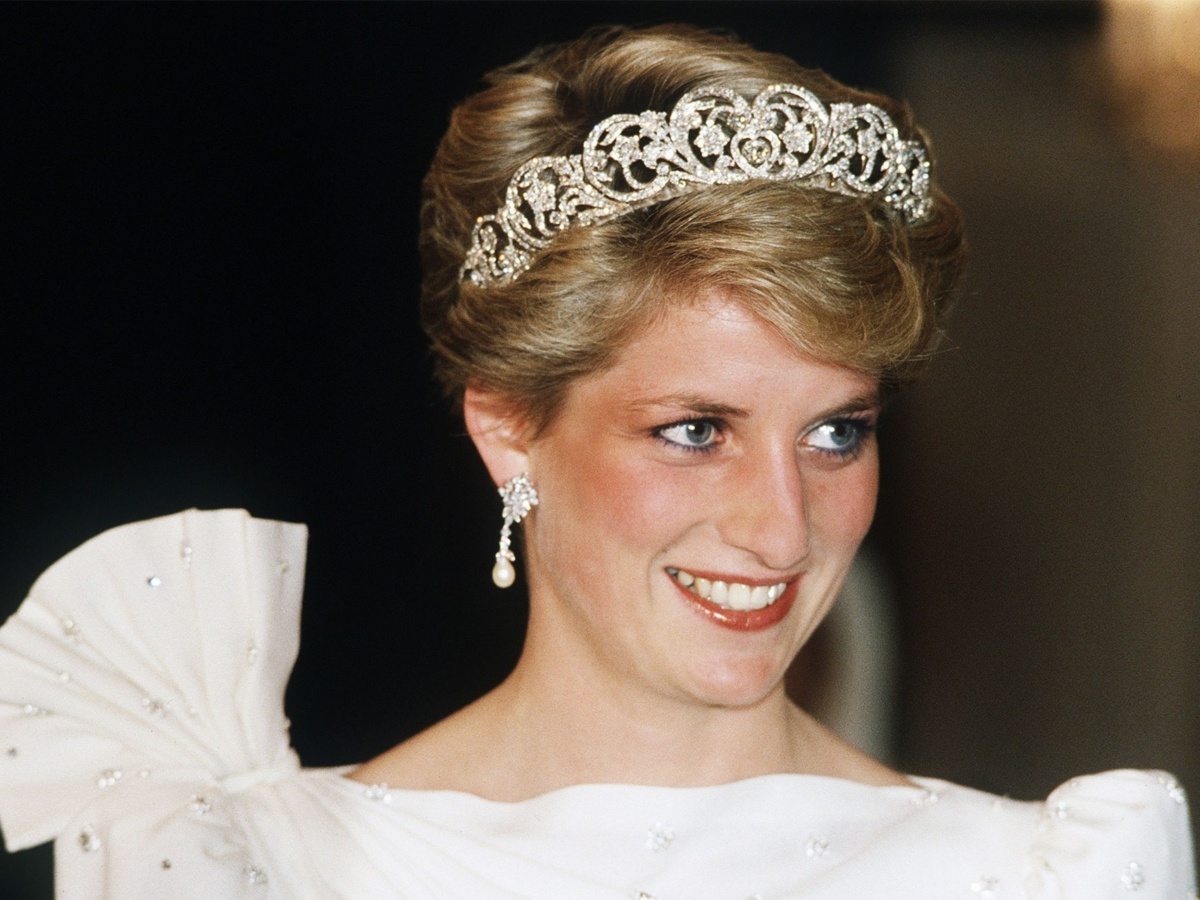 Η Κέιτ Μίντλετον τιμά την πριγκίπισσα Νταϊάνα και σπάει την παράδοση στη στέψη του βασιλιά Καρόλου με Alexander McQueen και σκουλαρίκια Collingwood